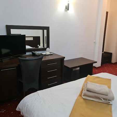 Hotel Magic Gt Trivale Pitesti Bagian luar foto