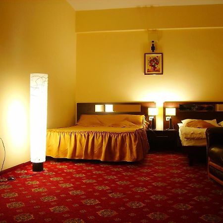 Hotel Magic Gt Trivale Pitesti Bagian luar foto