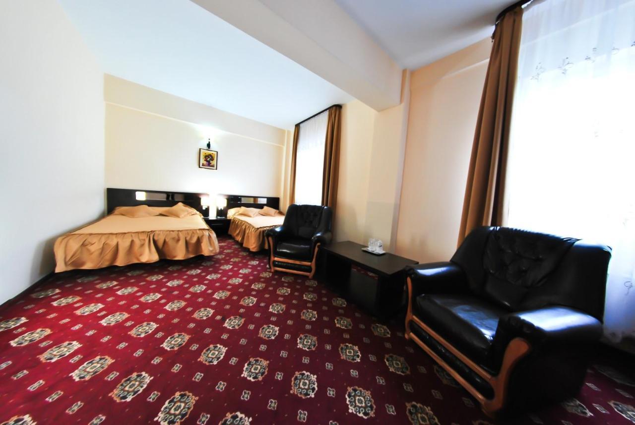 Hotel Magic Gt Trivale Pitesti Bagian luar foto
