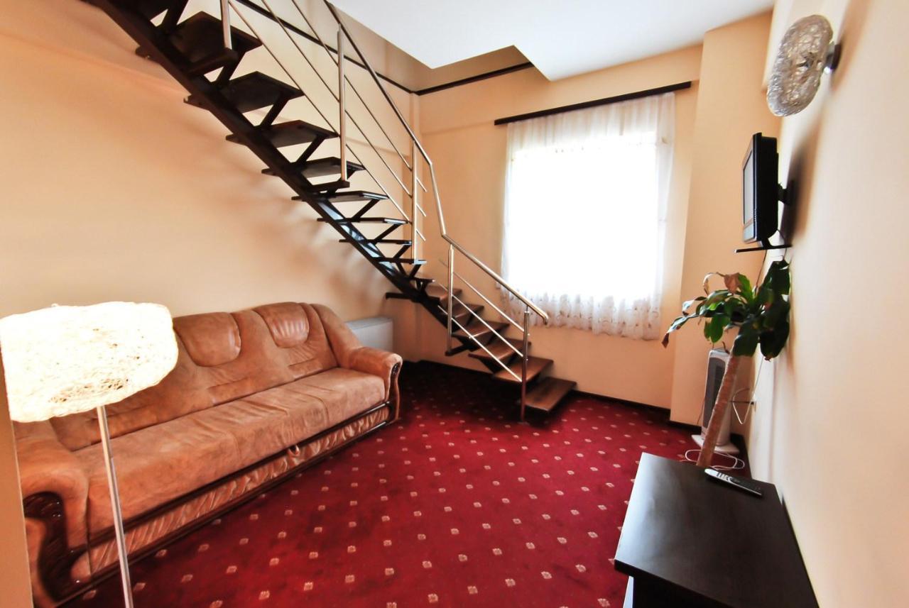 Hotel Magic Gt Trivale Pitesti Bagian luar foto
