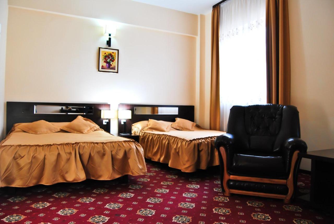 Hotel Magic Gt Trivale Pitesti Bagian luar foto