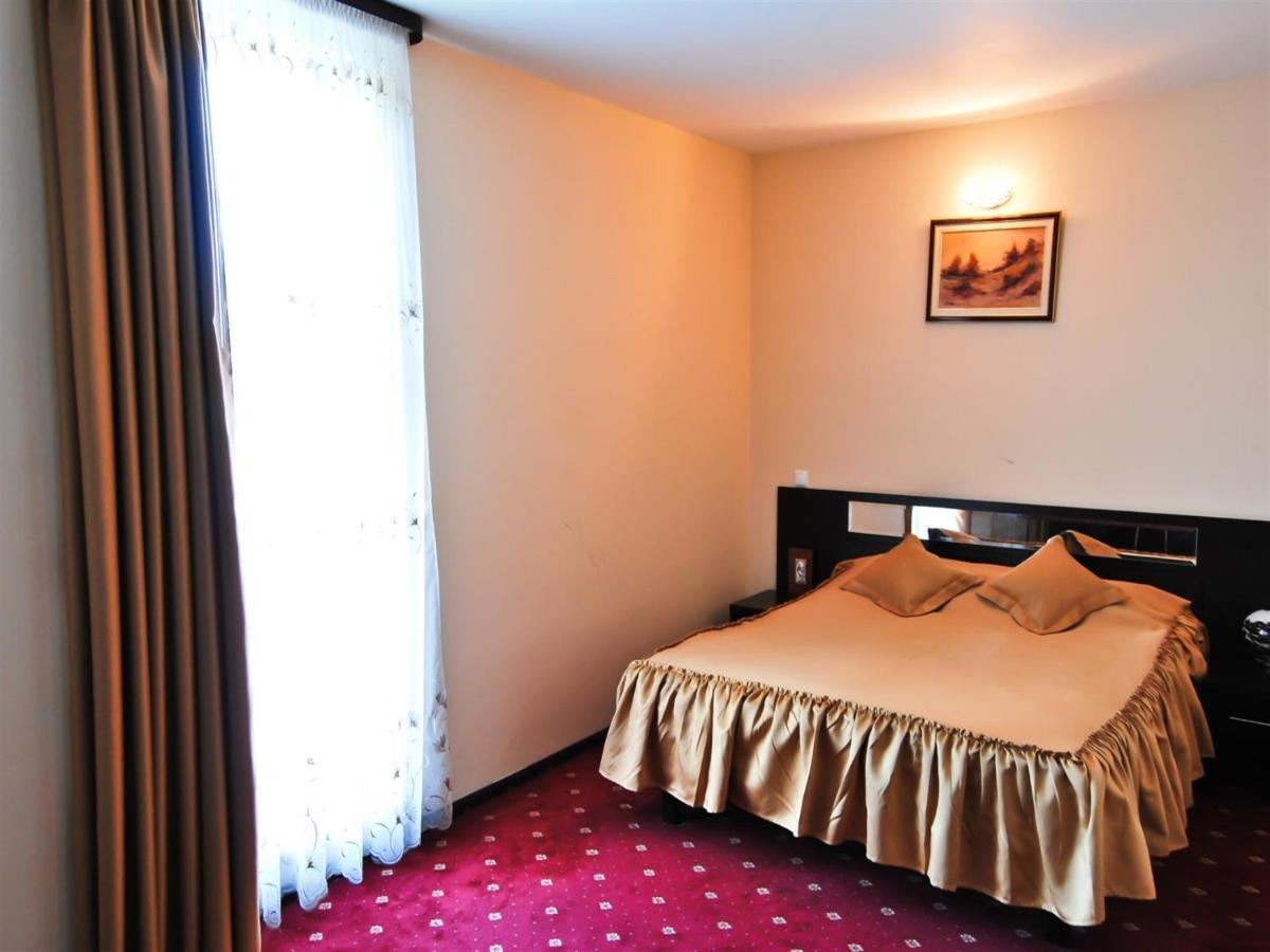 Hotel Magic Gt Trivale Pitesti Bagian luar foto