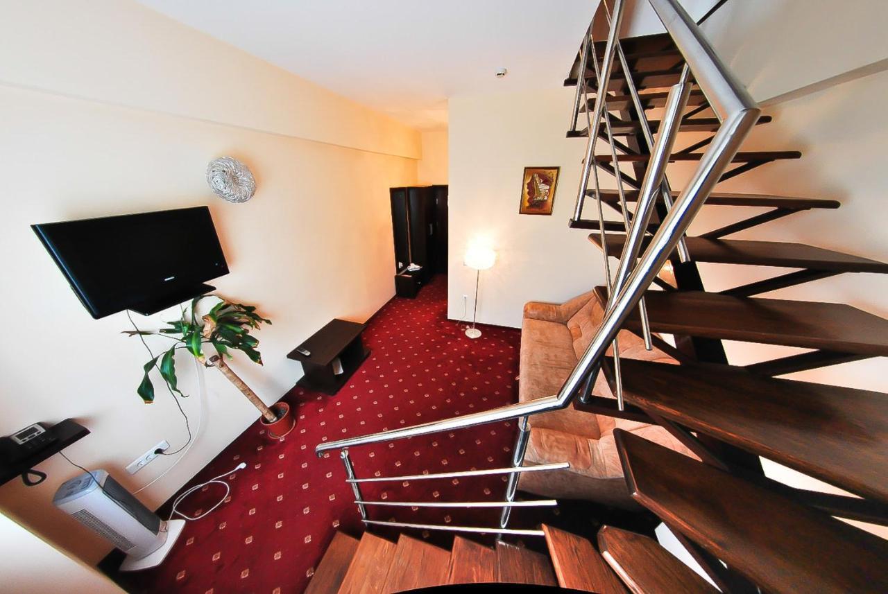 Hotel Magic Gt Trivale Pitesti Bagian luar foto