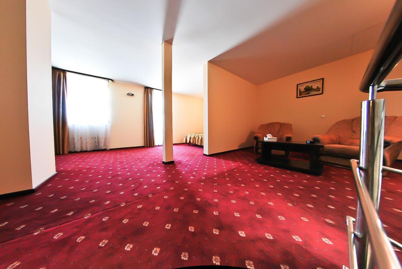 Hotel Magic Gt Trivale Pitesti Bagian luar foto