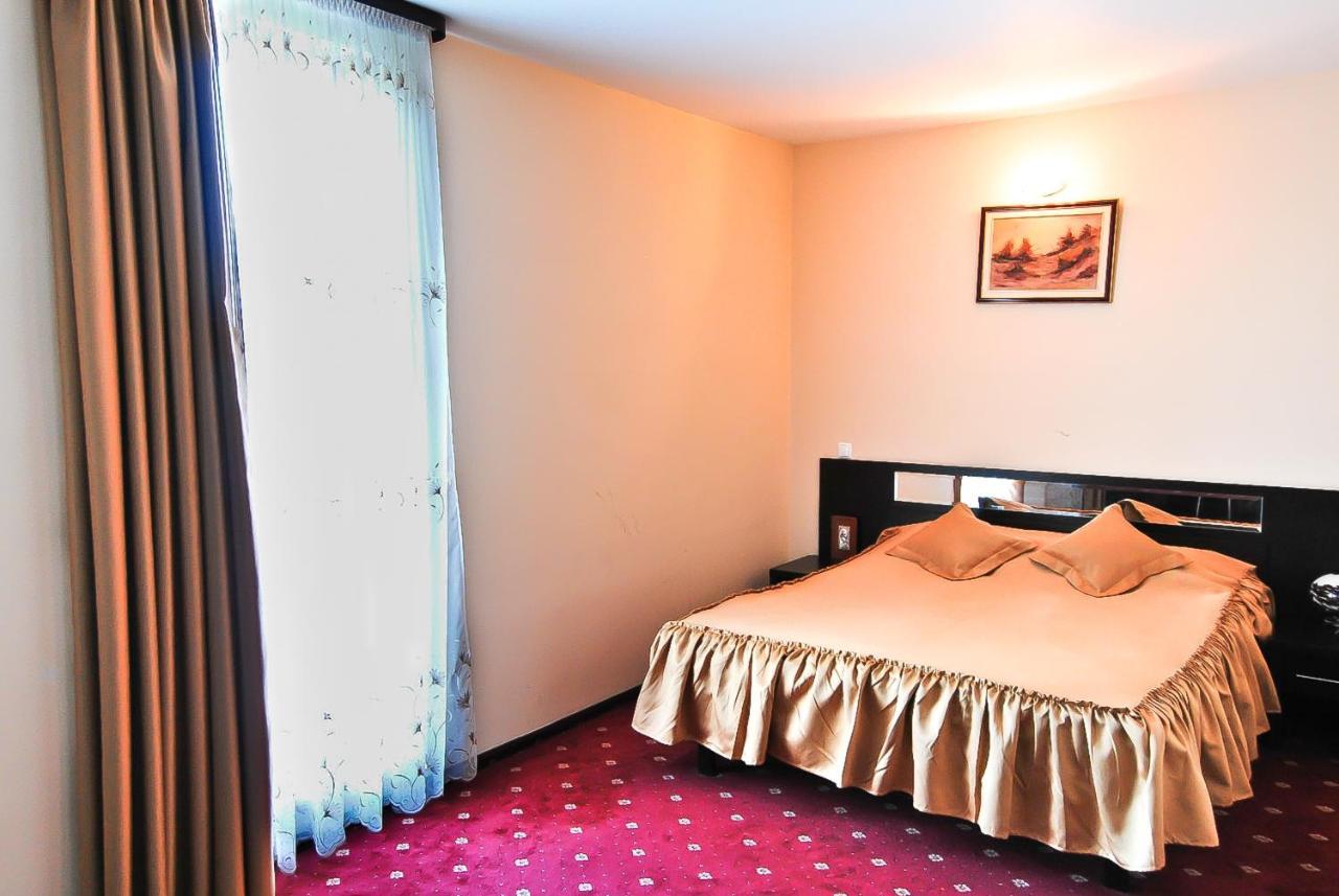 Hotel Magic Gt Trivale Pitesti Bagian luar foto