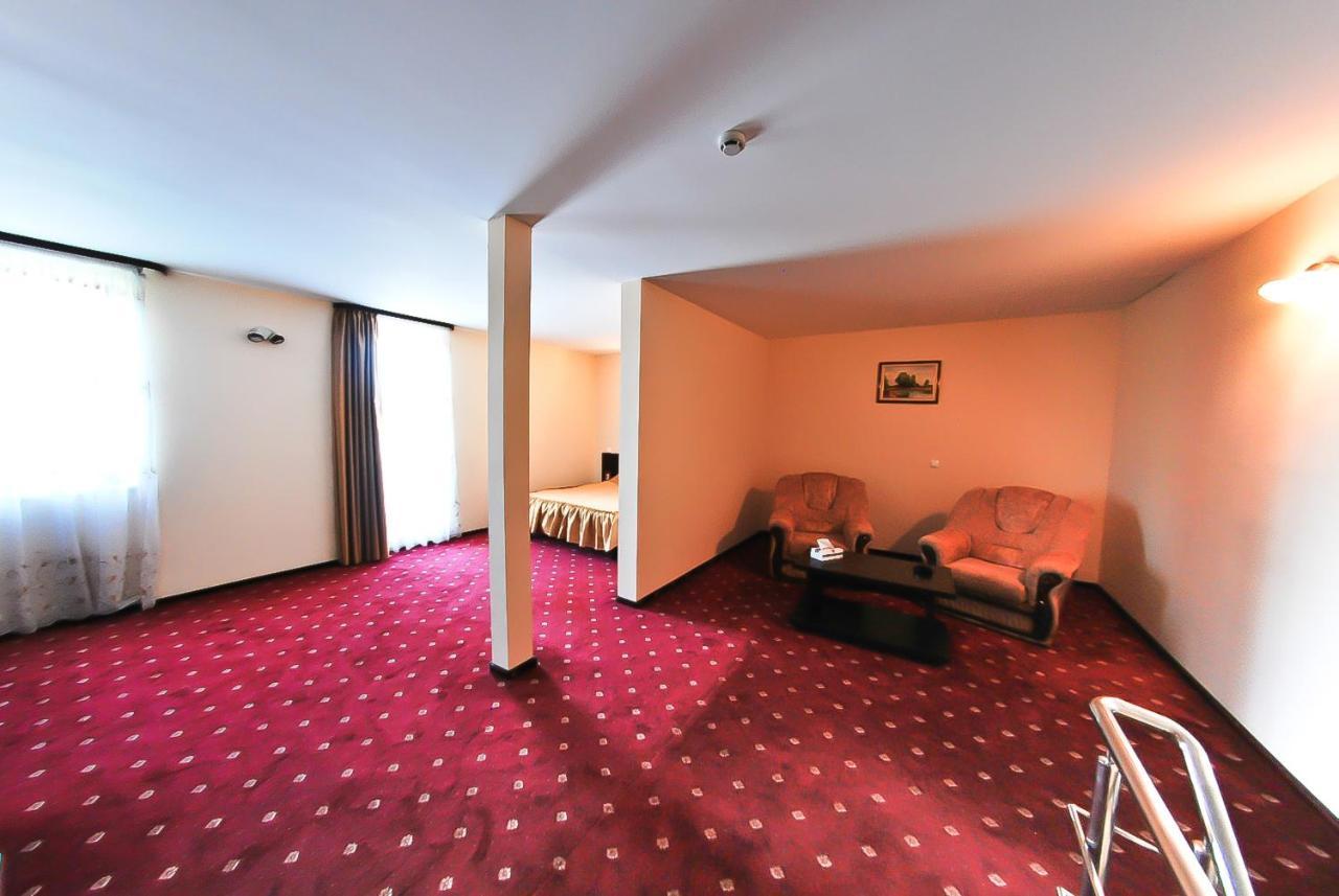 Hotel Magic Gt Trivale Pitesti Bagian luar foto