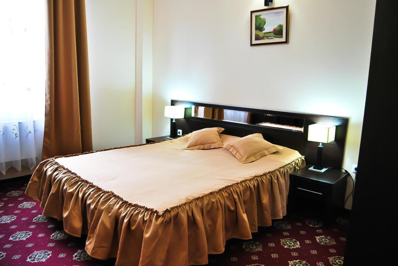 Hotel Magic Gt Trivale Pitesti Bagian luar foto