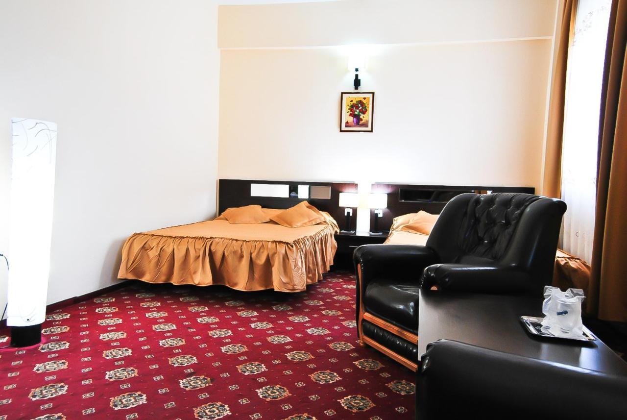 Hotel Magic Gt Trivale Pitesti Bagian luar foto