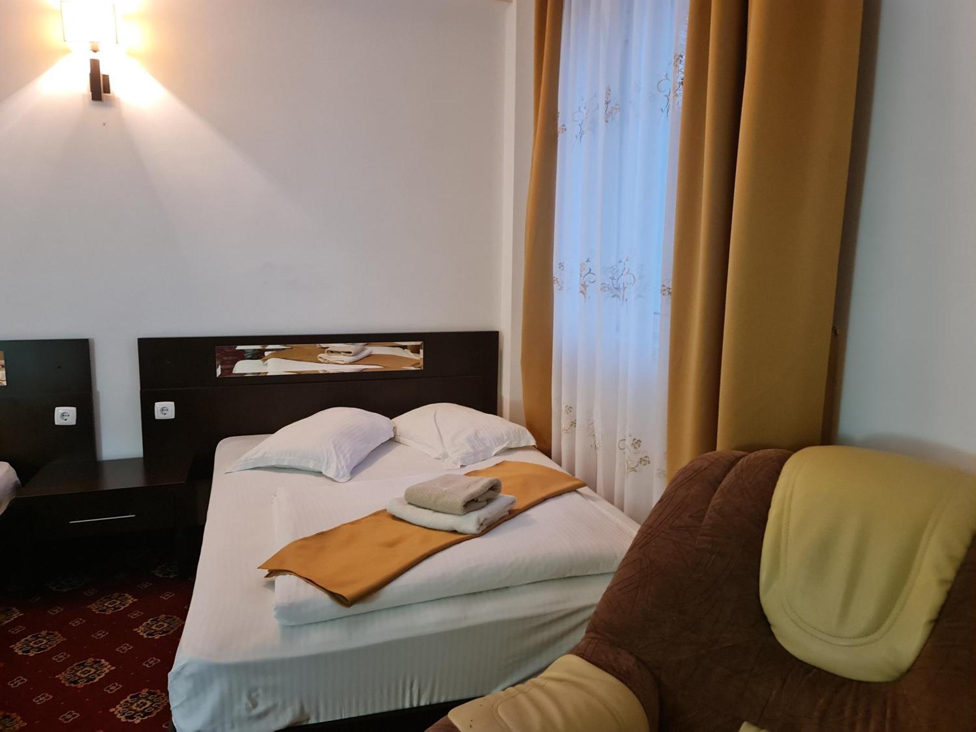 Hotel Magic Gt Trivale Pitesti Bagian luar foto
