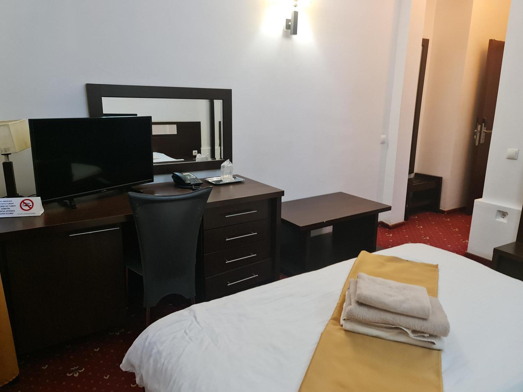 Hotel Magic Gt Trivale Pitesti Bagian luar foto