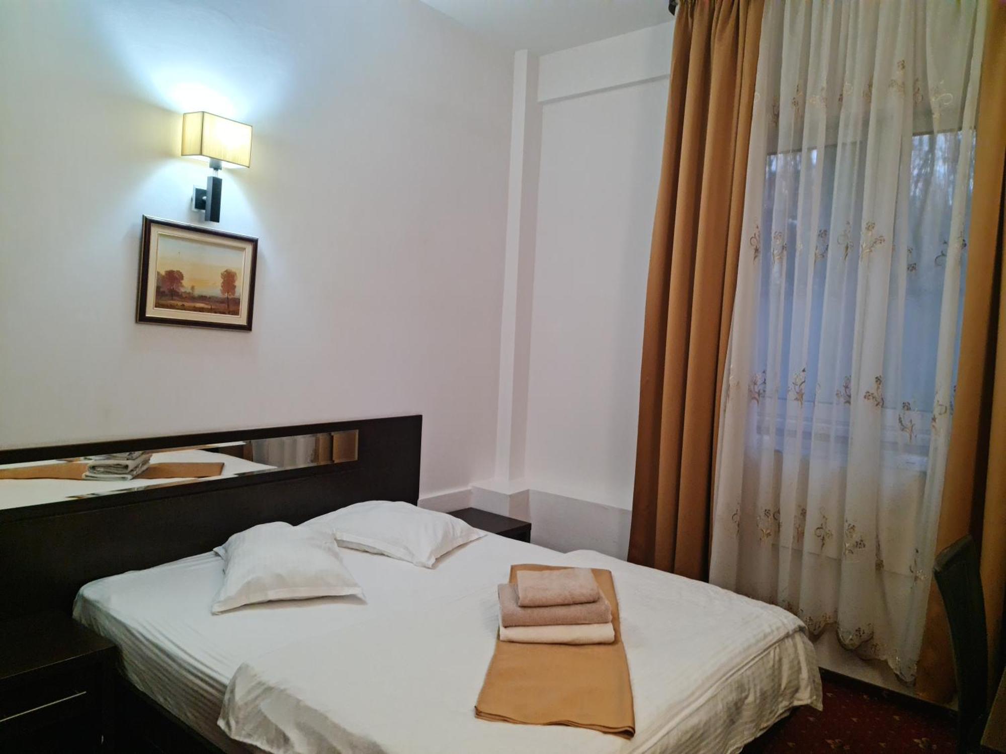 Hotel Magic Gt Trivale Pitesti Bagian luar foto