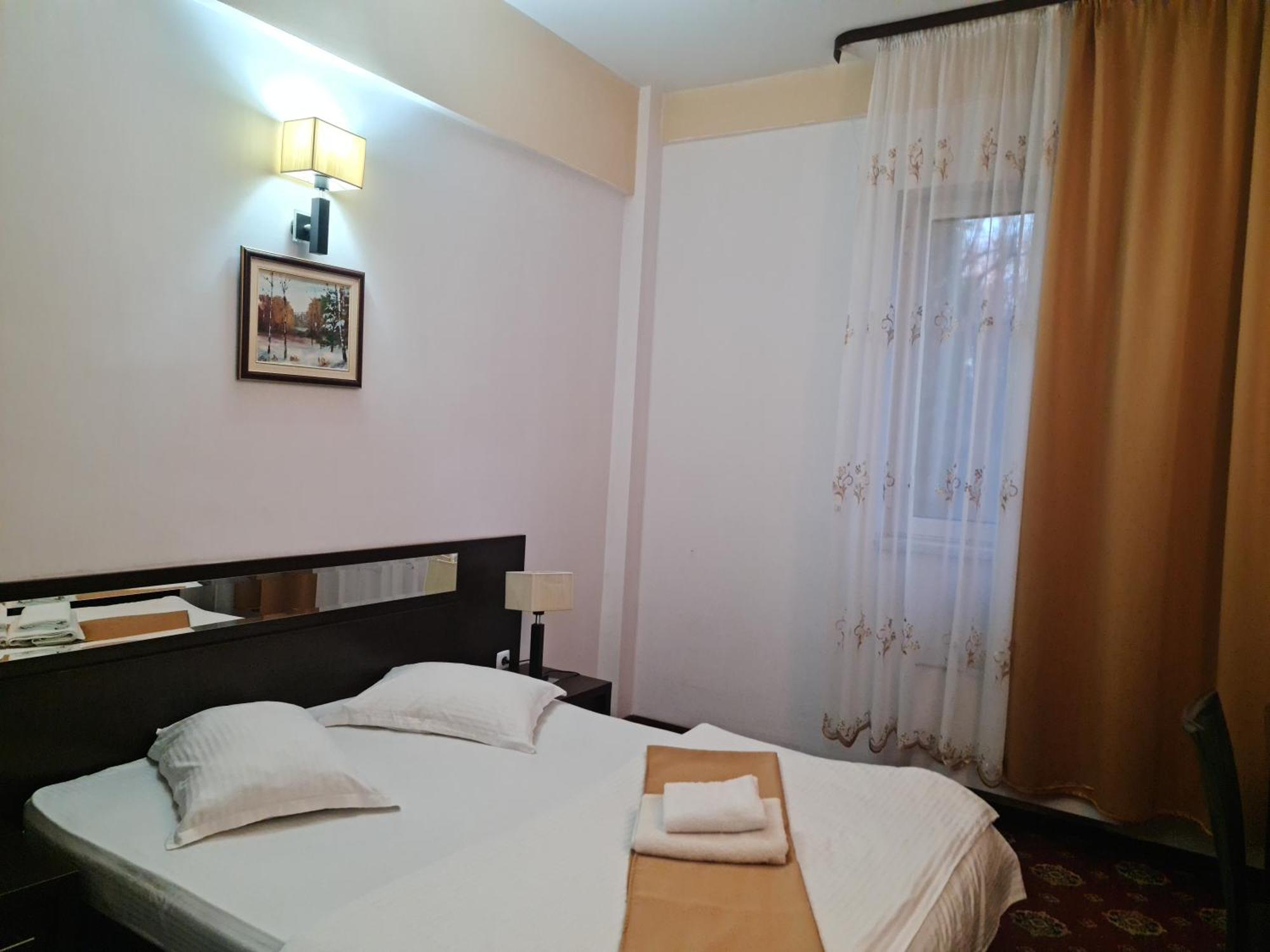 Hotel Magic Gt Trivale Pitesti Bagian luar foto