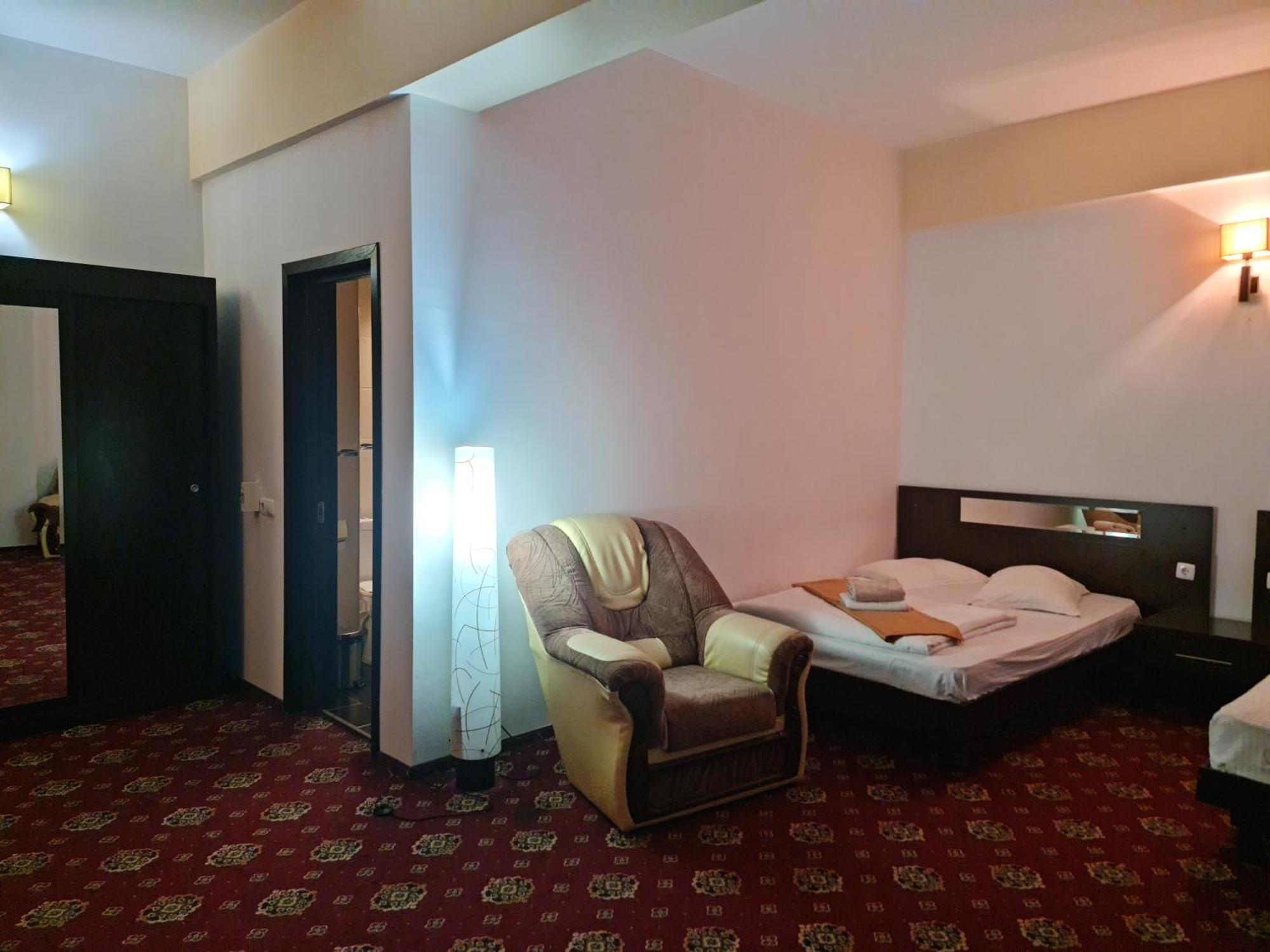 Hotel Magic Gt Trivale Pitesti Bagian luar foto