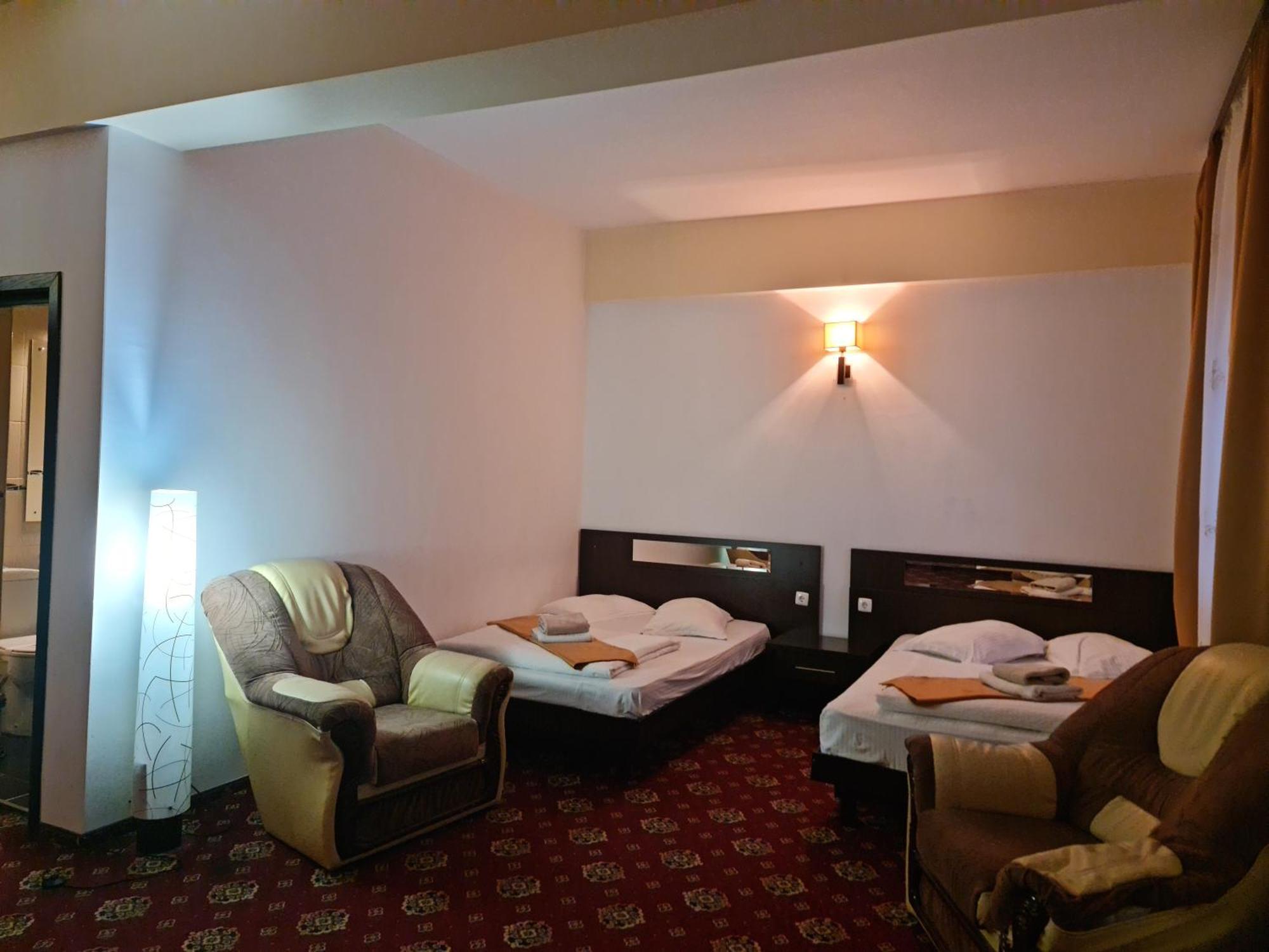 Hotel Magic Gt Trivale Pitesti Bagian luar foto