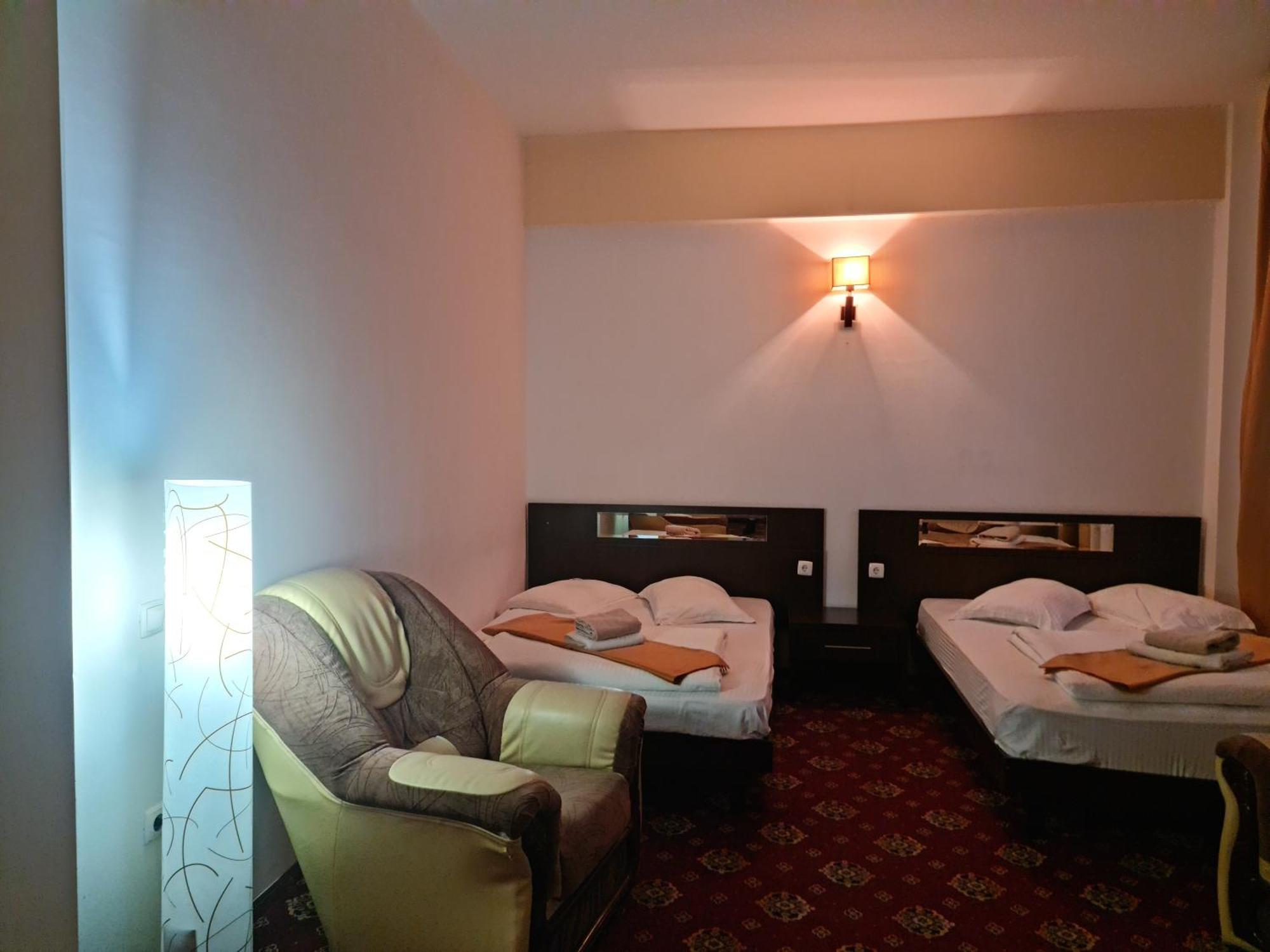 Hotel Magic Gt Trivale Pitesti Bagian luar foto
