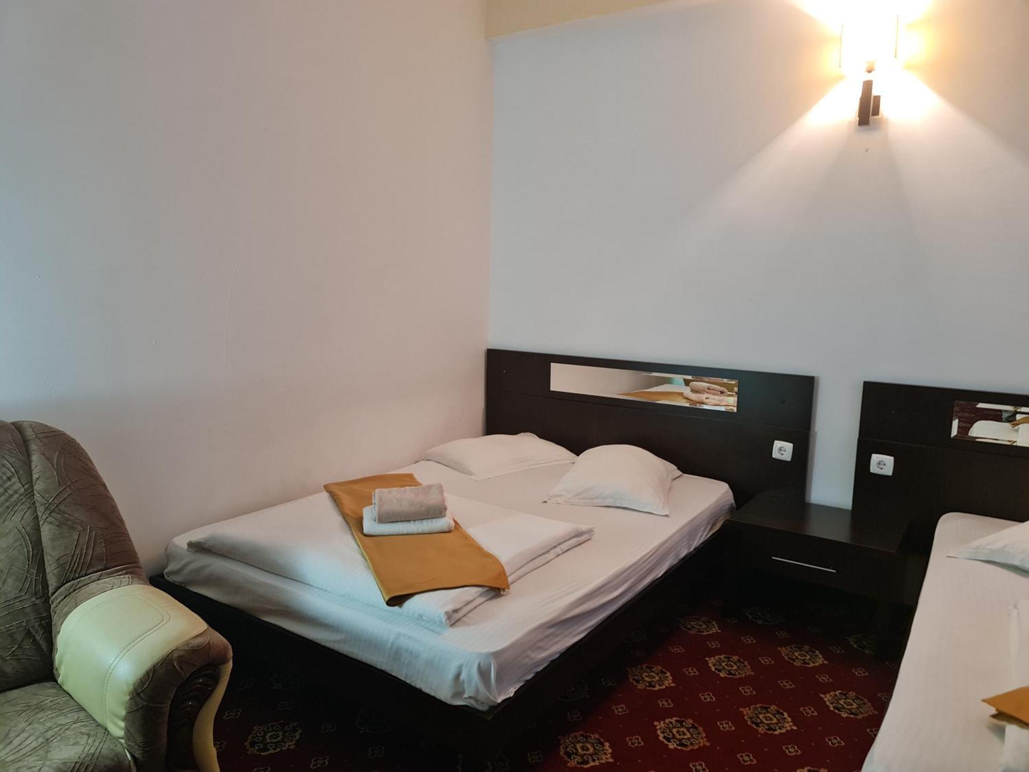 Hotel Magic Gt Trivale Pitesti Bagian luar foto
