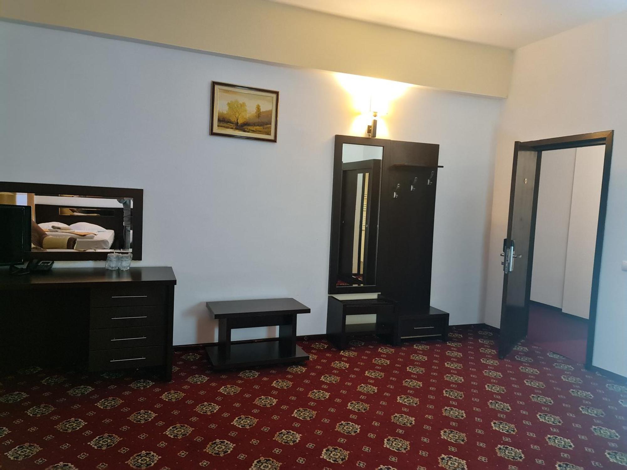 Hotel Magic Gt Trivale Pitesti Bagian luar foto