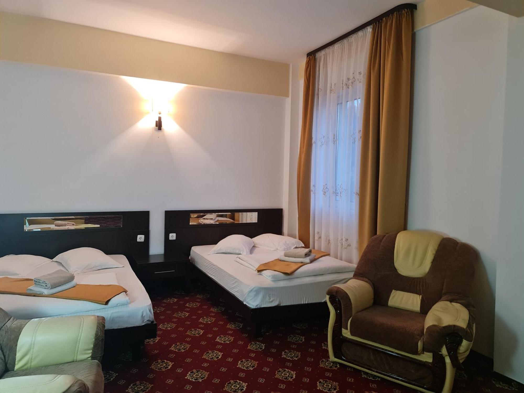 Hotel Magic Gt Trivale Pitesti Bagian luar foto
