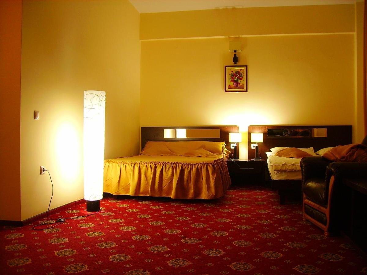 Hotel Magic Gt Trivale Pitesti Bagian luar foto