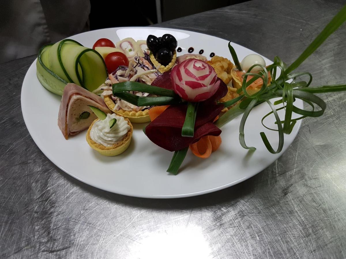 Hotel Magic Gt Trivale Pitesti Bagian luar foto