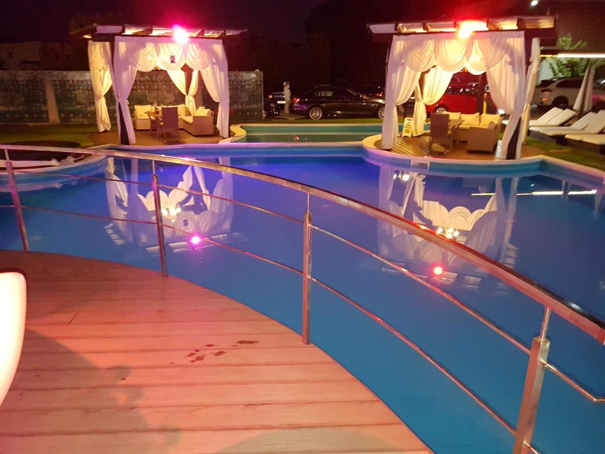 Hotel Magic Gt Trivale Pitesti Bagian luar foto