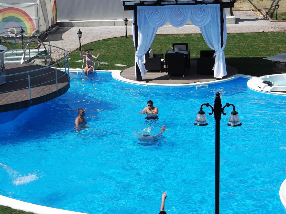 Hotel Magic Gt Trivale Pitesti Bagian luar foto