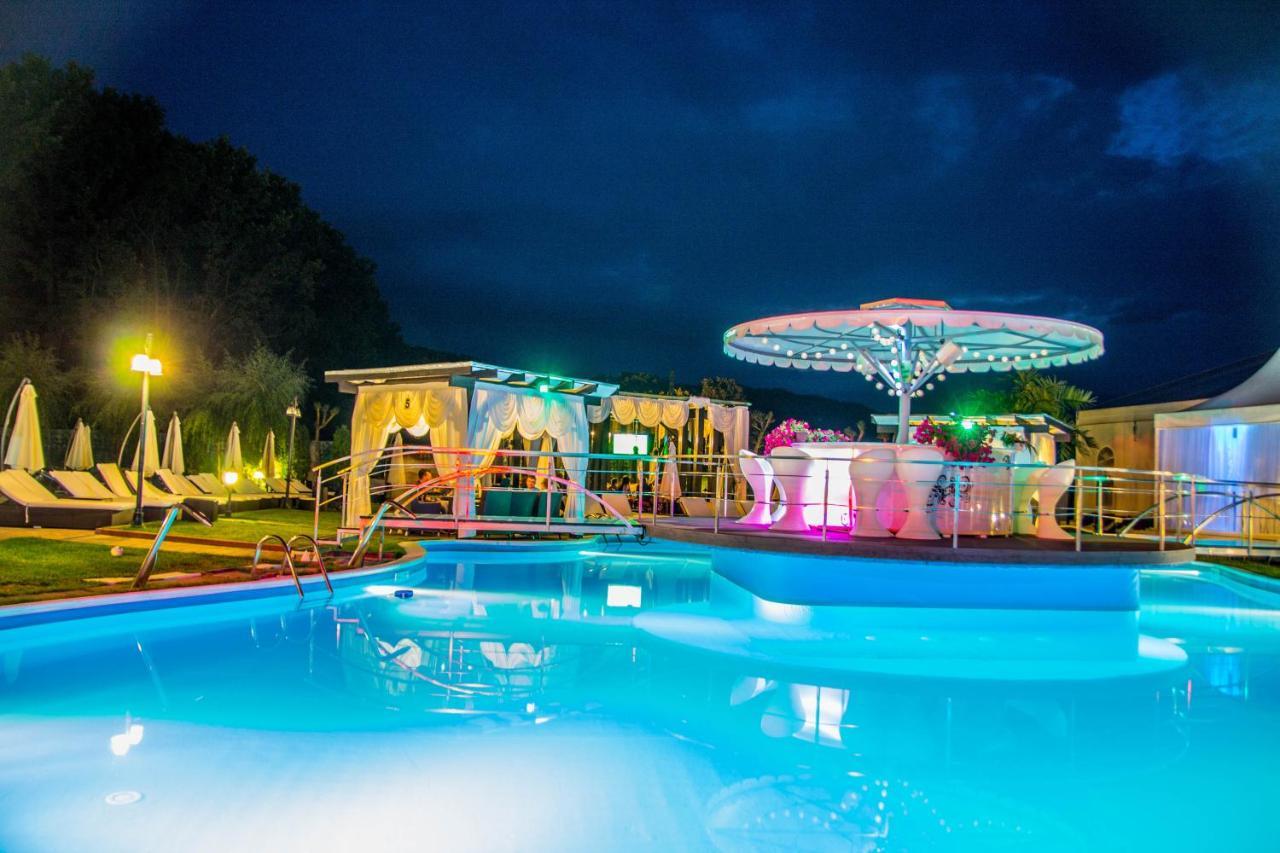 Hotel Magic Gt Trivale Pitesti Bagian luar foto